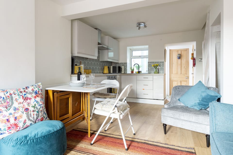 Drop leaf table for dining
