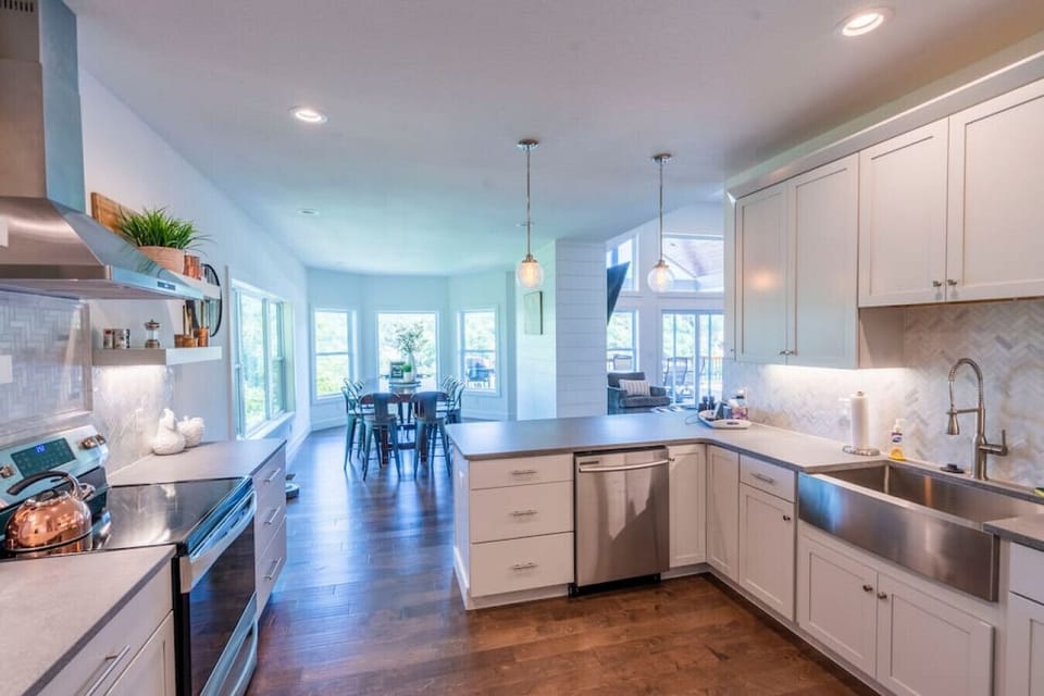Kitchen area overlooking the livingroom and dinning area