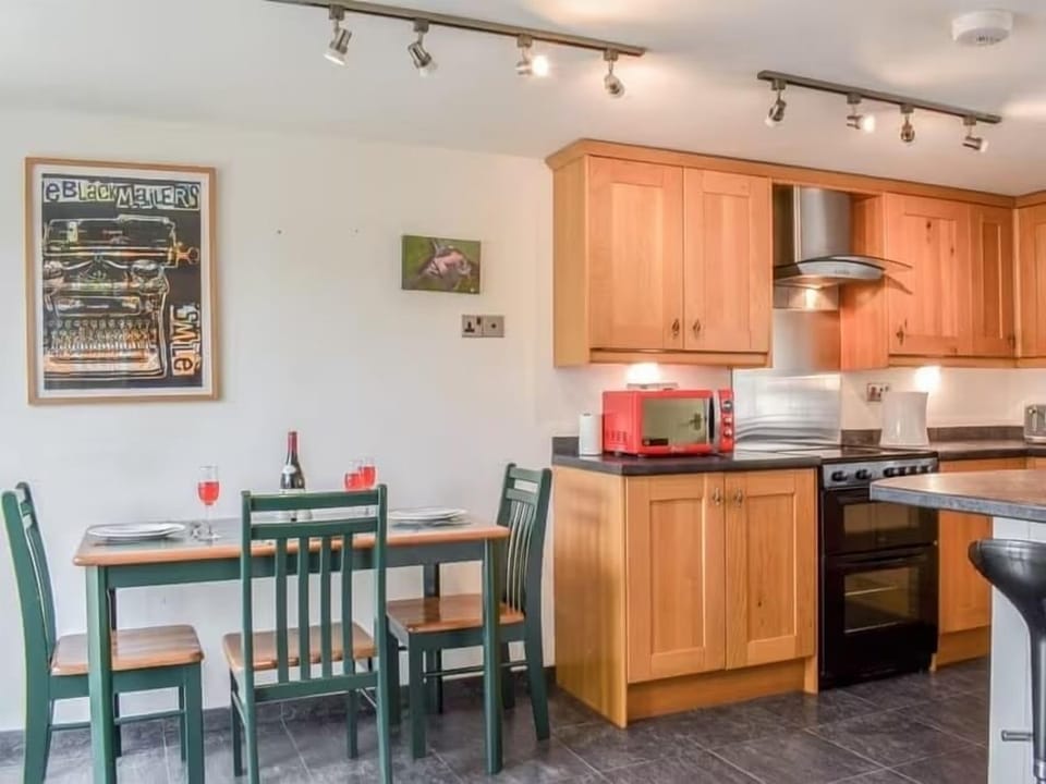 Kitchen diner, dishwasher, microwave, oven, hob, grill, fridge, freezer & washer