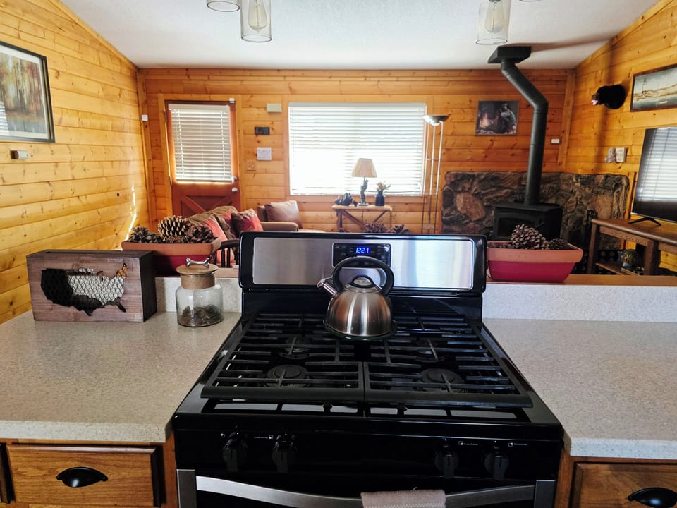 Cook and talk with everyone in the living room behind the stove. ©