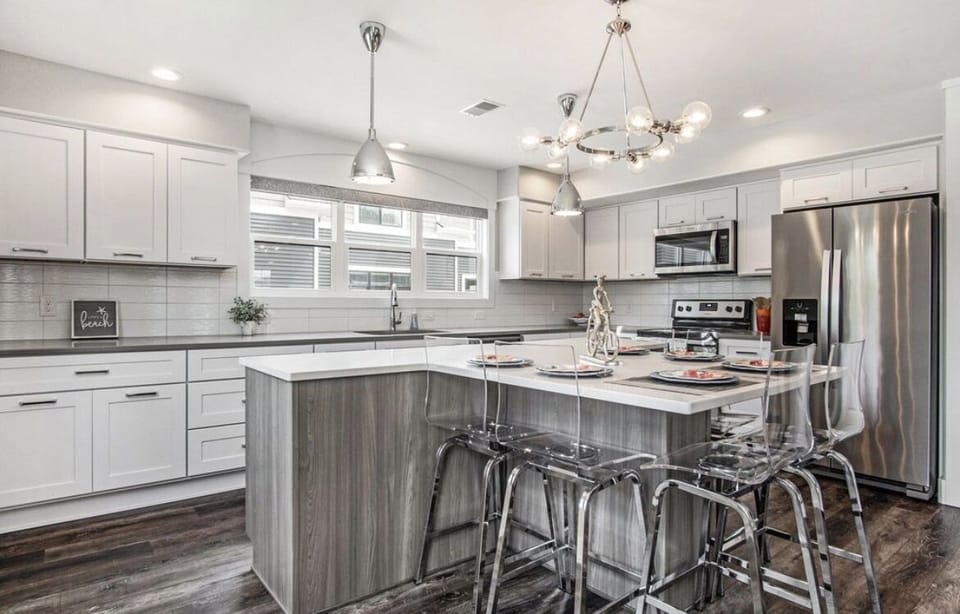 Fully Stocked Kitchen
Main Level -Floor 2 