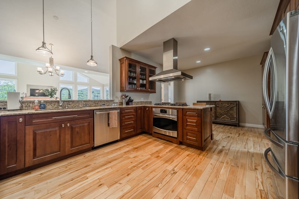 Primary kitchen w 2 ovens