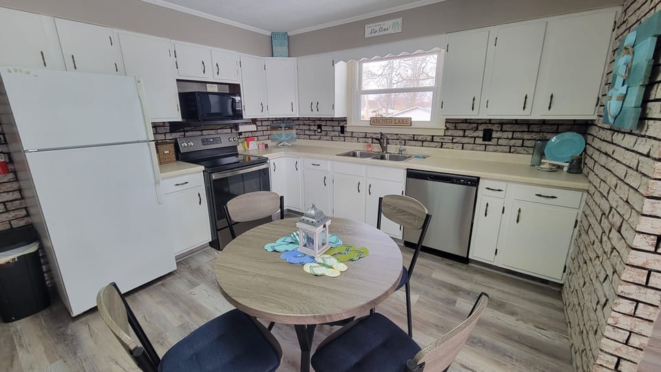 Updated Kitchen w/ brand-new appliances