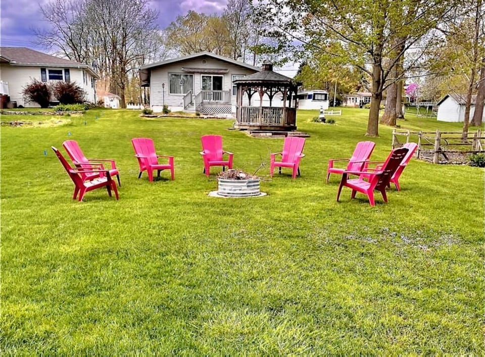 Large Yard & Firepit