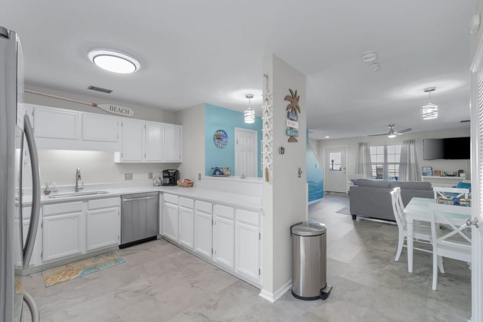 Lots of kitchen space for meal preps