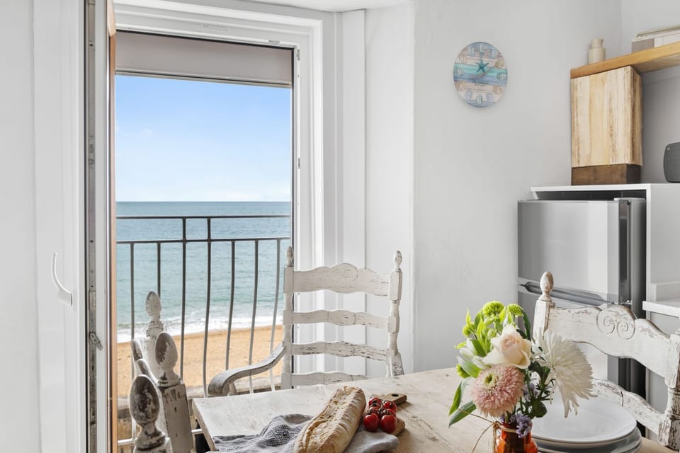 The dining table with stunning views to the sea and beach - 3 Bayview
