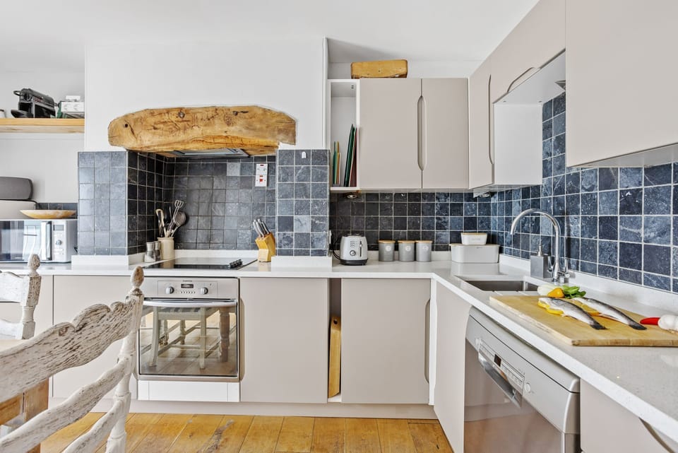 The kitchen, oven, stovetop and dishwasher - 3 Bayview