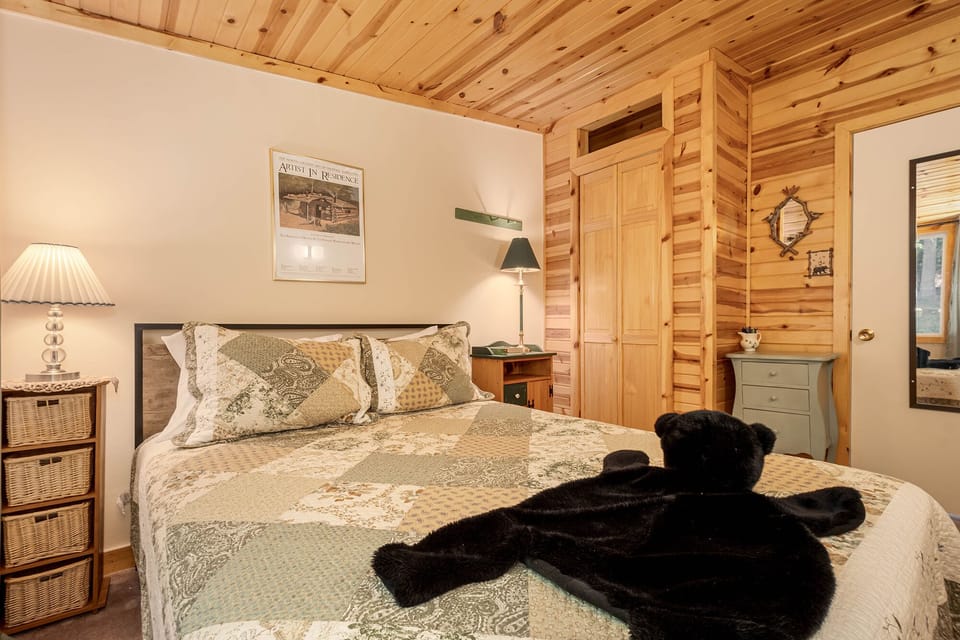 Main Level Bedroom 1 - Queen Size Bed