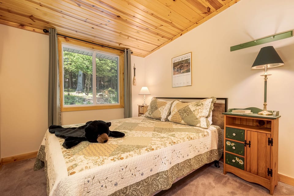 Main Level Bedroom 1 - Queen Size Bed