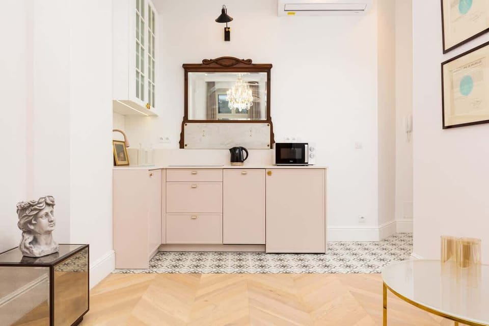 Modern, fully equipped kitchenette. 
