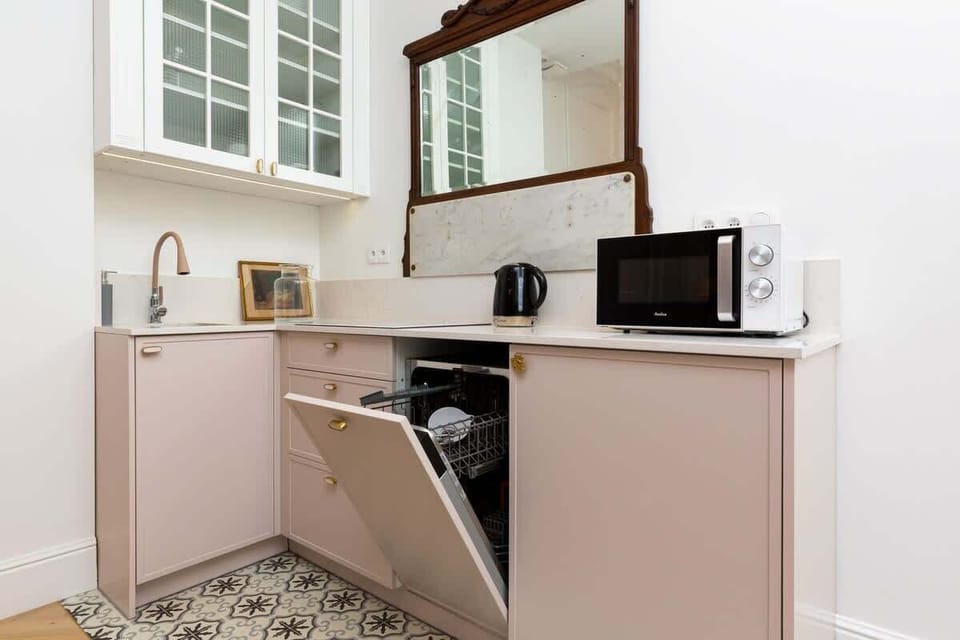 Kitchenette with plenty of kitchen utensils and dishes. 