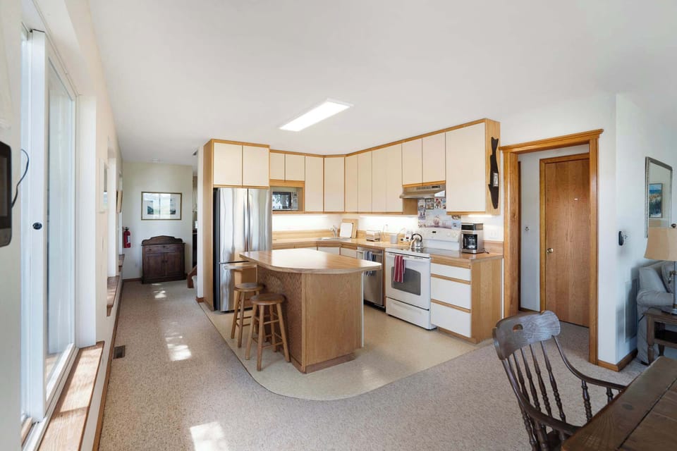 Well-equipped kitchen with breakfast bar seating