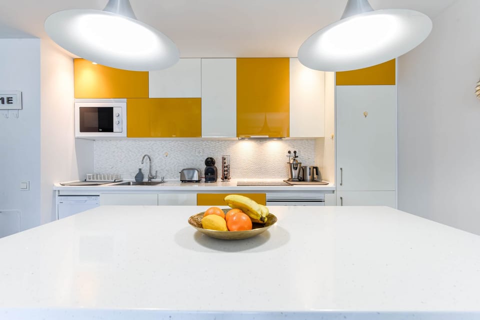 Cocina moderna con isla y barra, totalmente equipada para disfrutar desayunos y comidas con estilo.