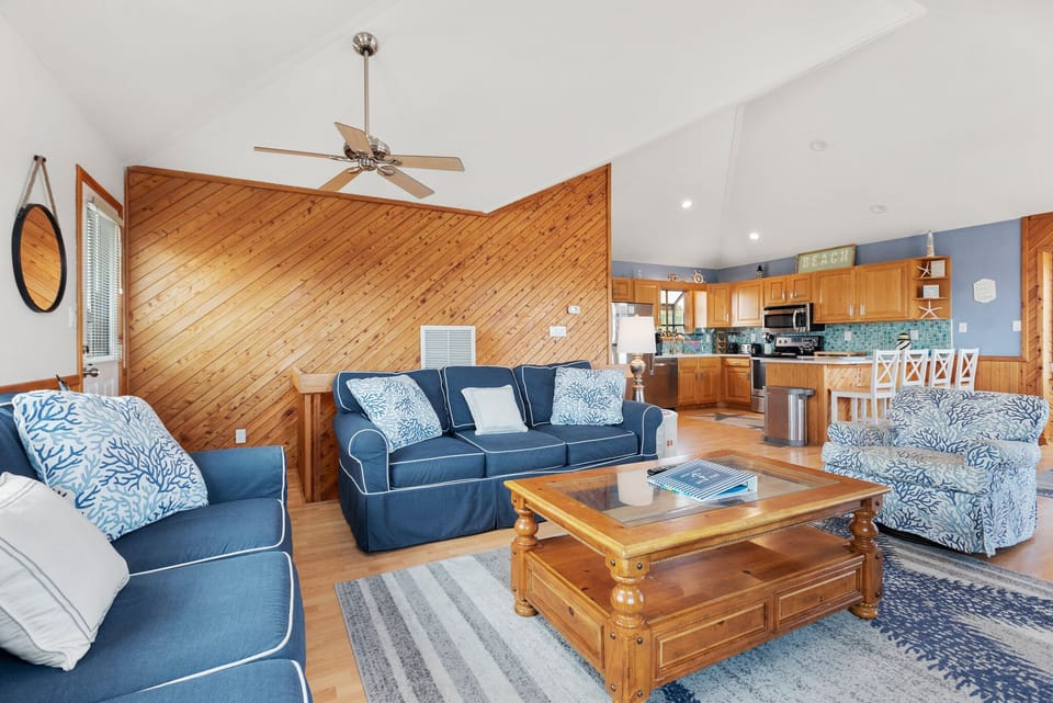 WH632: Sea Blue | Top Level Living Area