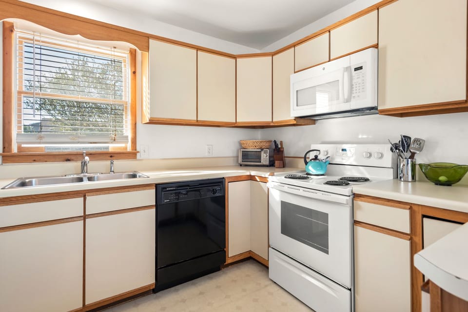 DU505: Kiki's Retreat | Top Level Kitchen