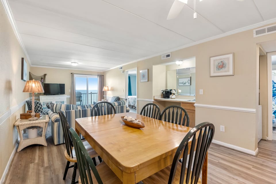 PVC308: PierView 308 | Dining Area