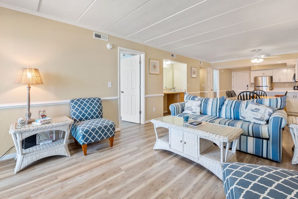 PVC308: PierView 308 | Living Area