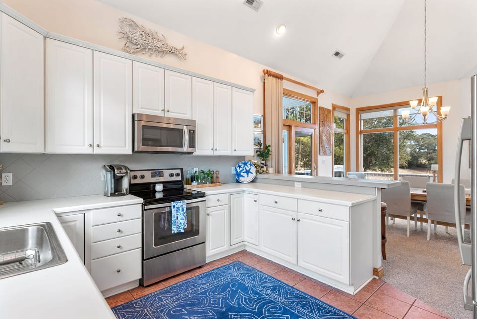 CC152: Billys Banks l Top Level Kitchen