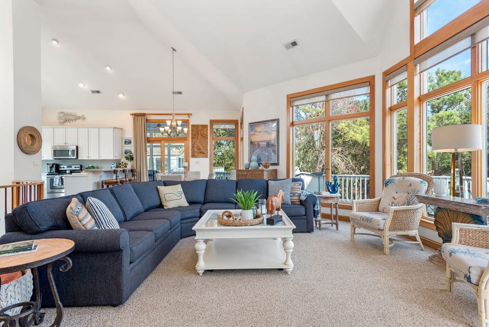 CC152: Billys Banks l Top Level Living Area