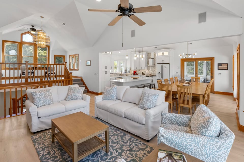 CC257: 16 Sunset | Top Level Living Area