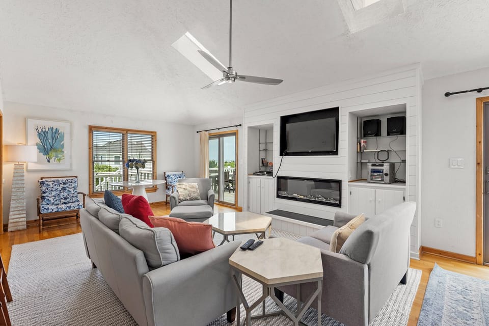 CL742: Sea La Vie | Top Level Living