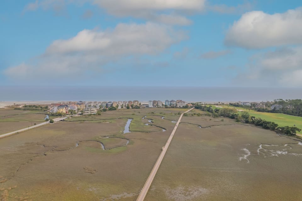 5-7 Minute walk across the marsh to the private beach and Coco's Restaurant.