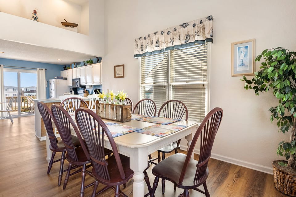 DR39: Harrell's Retreat | Top Level Dining Area