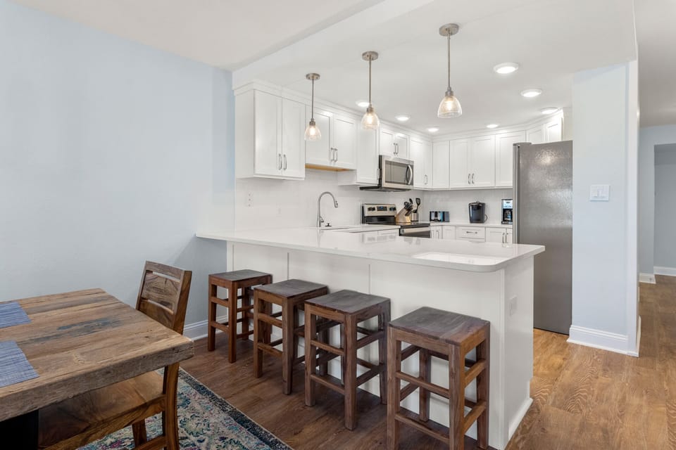H302N: Heron Cove 302N | Dining Area and Kitchen