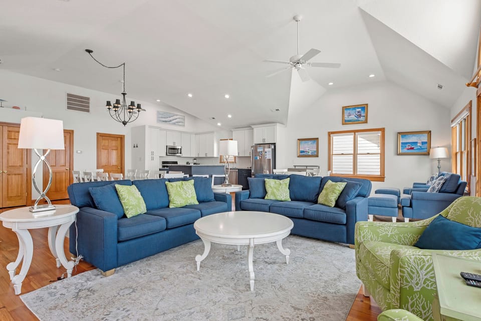 JR42: Whit's End | Top Level Living Area