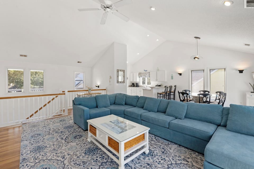 MB19: Moon Over Magnolia | Top Level Living Area