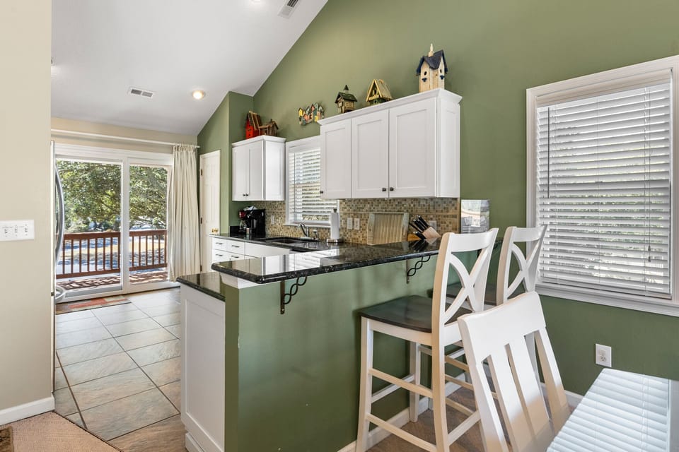 MB23: Birdie I Top Level Dining Area and Kitchen