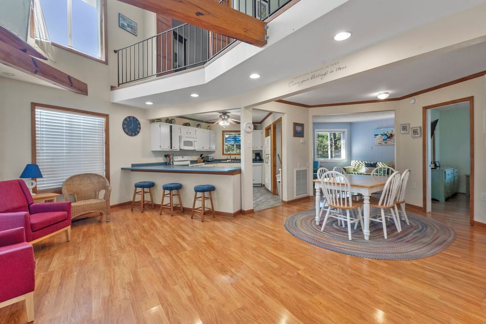 OSF03: Tucked Inn | Mid Level Living Area