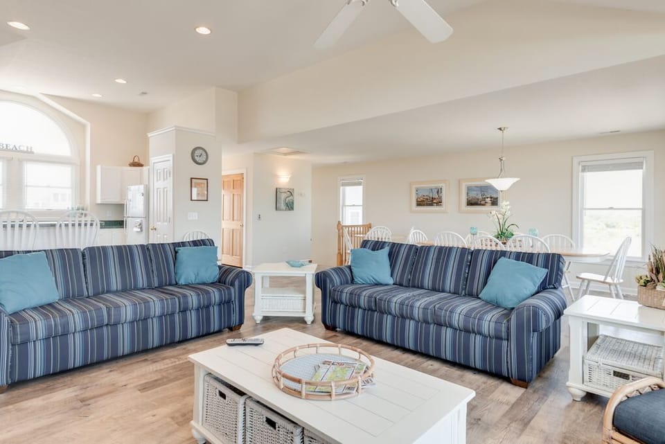 OW14: Belle Haven | Top Level Living Area