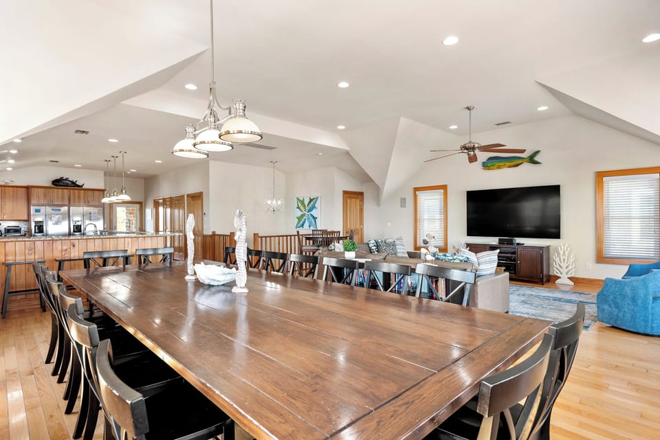 SN05: Pompano | Top Level Dining Area