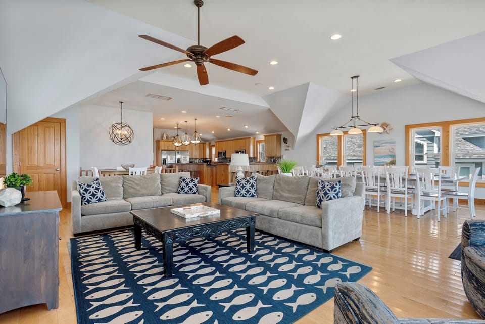 SN06: Cobia | Top Level Living Area