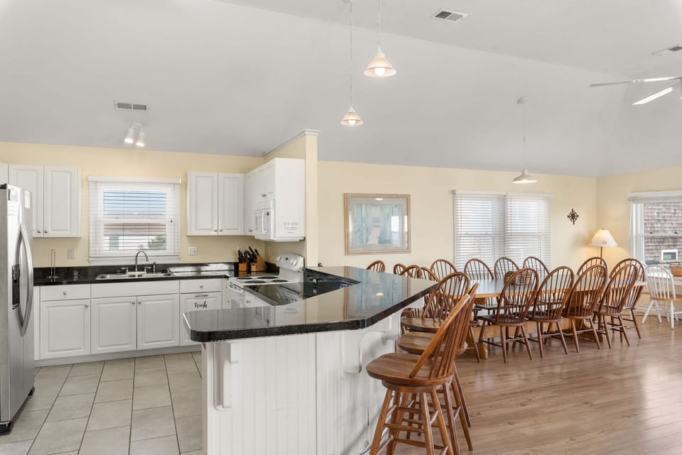 SN21: Turtles Roost | Top Level Dining Area and Kitchen