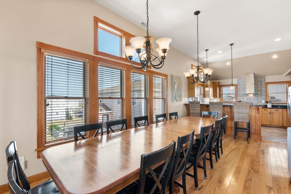 SN2604: Salt Shaker l Top Level Dining Area