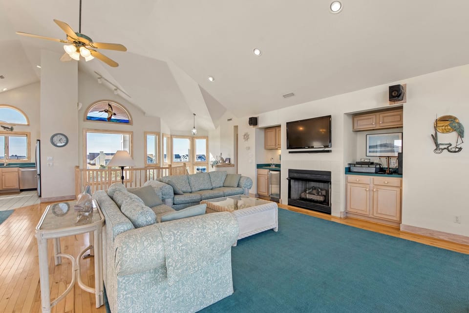 SS52: Peer Paradise | Top Level Living Area