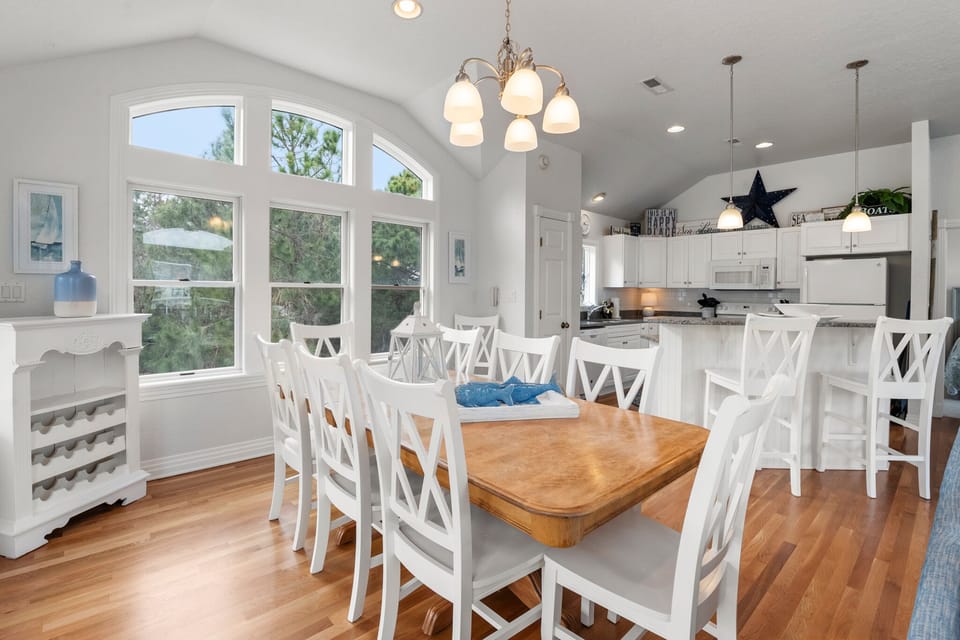 WH643: Dancing Days | Top Level Dining Area
