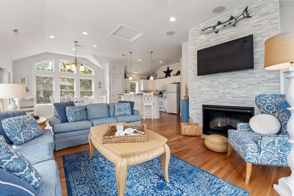 WH643: Dancing Days | Top Level Living Area