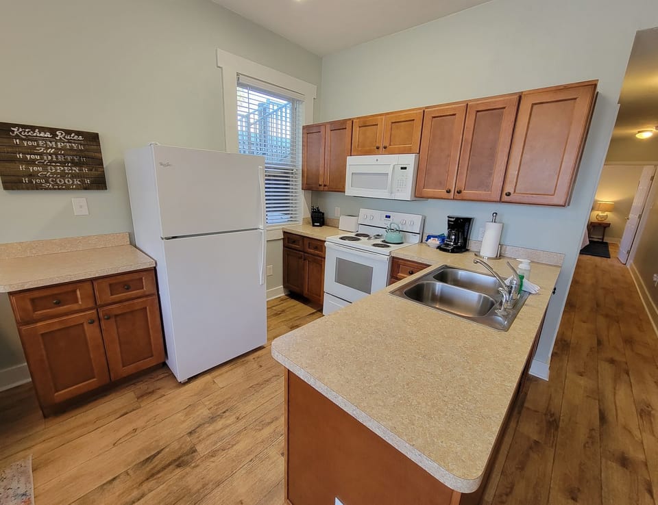 Welcome! Full kitchen w/ dishwasher in the peninsula