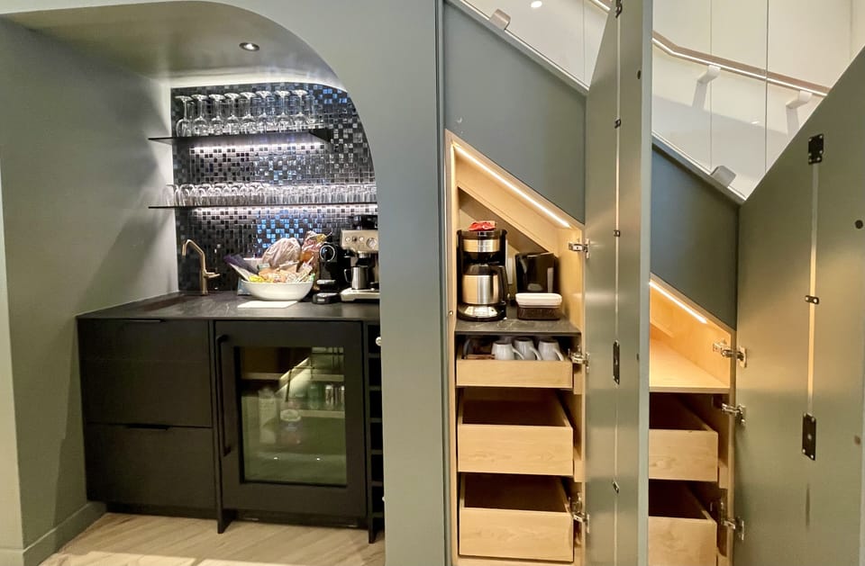 Hot & Cold beverage bar adds a level of sophistication not often found in STR
