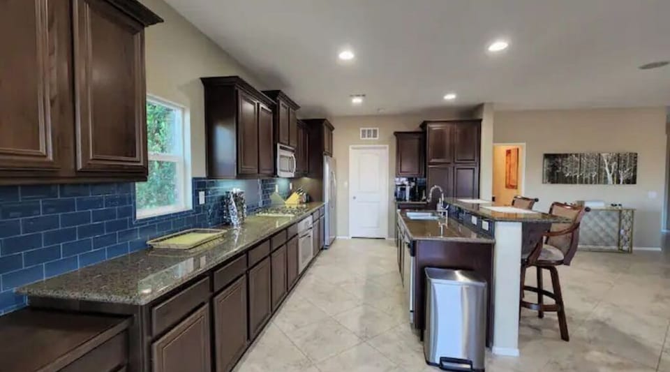 Full kitchen 