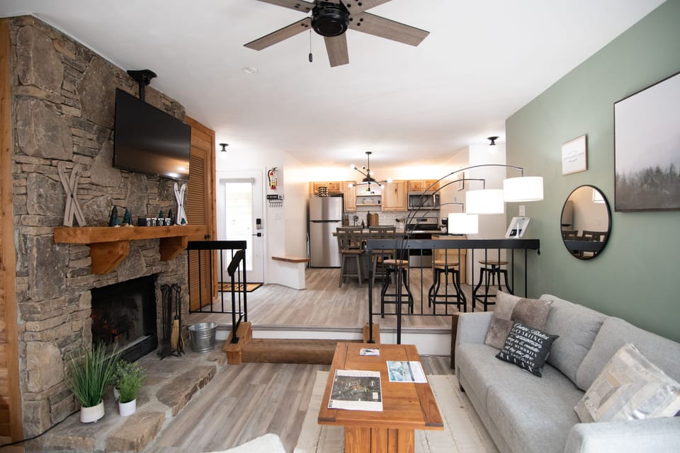 Open layout to enjoy company between the living room & kitchen