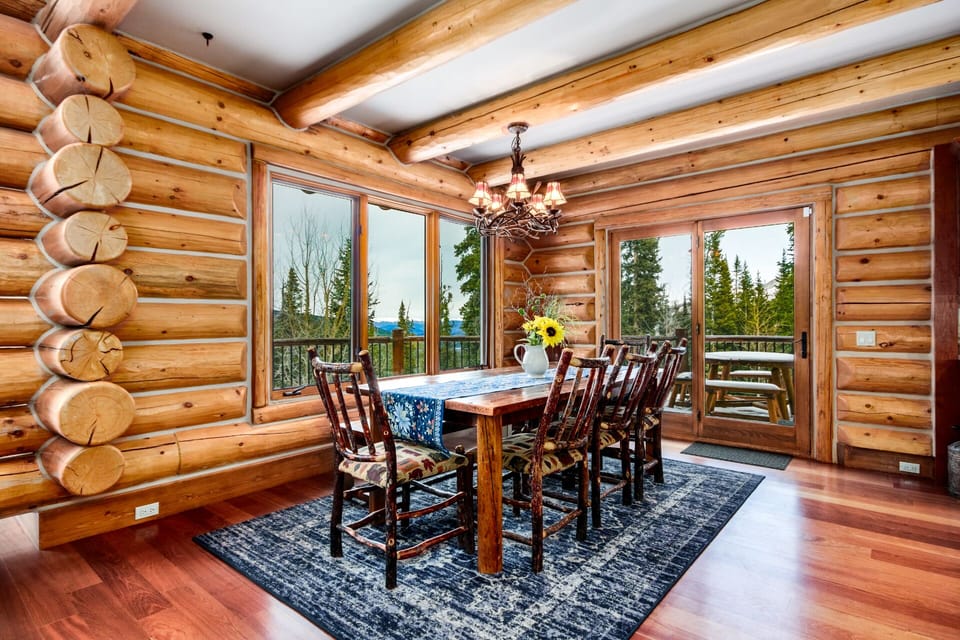 Dining for 8, deck access