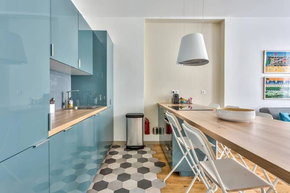 Kitchen & dining area