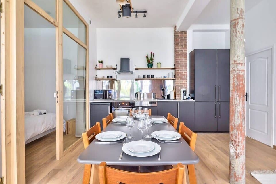 Kitchen & Dining Table