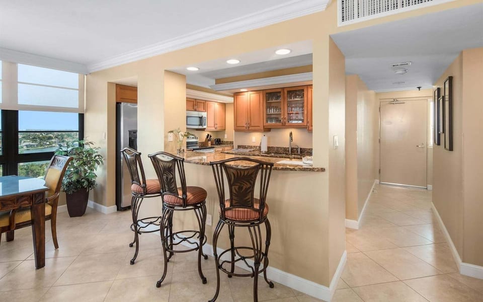 Kitchen with Breakfast Bar