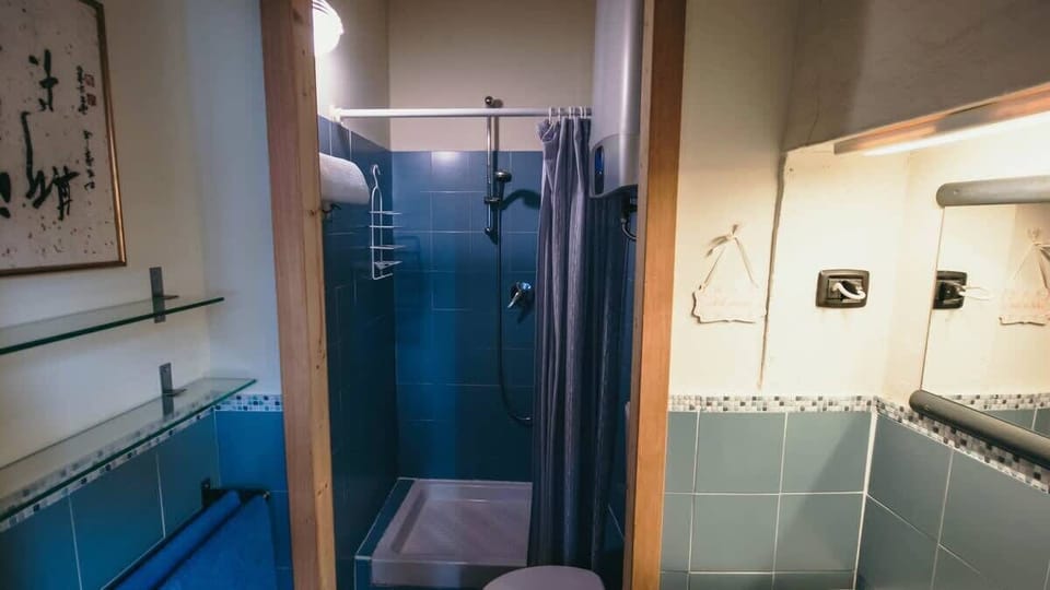Nonostante le dimensioni contenute, l'alloggio è dotato di una comodo bagno ad uso privato degli ospiti. 