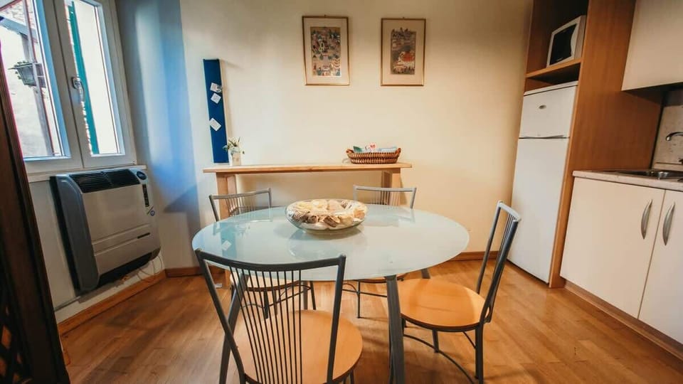 Un ampio tavolo all'entrata si presta all'esigenza del viaggiatore e completa la piccola cucina attrezzata.